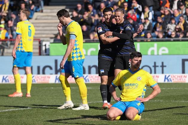 16 03 2025, xtgx, Fußball 2 Bundesliga, Eintracht Braunschweig Hertha BSC Berlin emspor, v l Hertha after own goal to 0 3 by Jannis Nikolaou Braunschweig, 4 Jubel, Torjubel, jubelt ueber das Tor, celebrate the goal, celebration DFL DFB REGULATIONS PROHIBIT ANY USE OF PHOTOGRAPHS as IMAGE SEQUENCES and or QUASI VIDEO Braunschweig