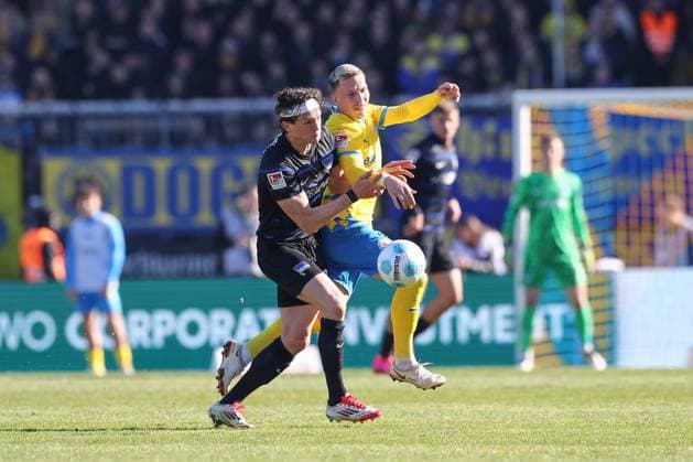 16 03 2025, xtgx, Fußball 2 Bundesliga, Eintracht Braunschweig Hertha BSC Berlin emspor, v l Fabian Reese Hertha, 11 , Lino Tempelmann Braunschweig Zweikampf, Duell, Kampf, tackle DFL DFB REGULATIONS PROHIBIT ANY USE OF PHOTOGRAPHS as IMAGE SEQUENCES and or QUASI VIDEO Braunschweig