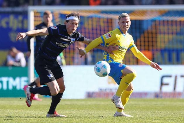 16 03 2025, xtgx, Fußball 2 Bundesliga, Eintracht Braunschweig Hertha BSC Berlin emspor, v l Fabian Reese Hertha, 11 , Lino Tempelmann Braunschweig Zweikampf, Duell, Kampf, tackle DFL DFB REGULATIONS PROHIBIT ANY USE OF PHOTOGRAPHS as IMAGE SEQUENCES and or QUASI VIDEO Braunschweig