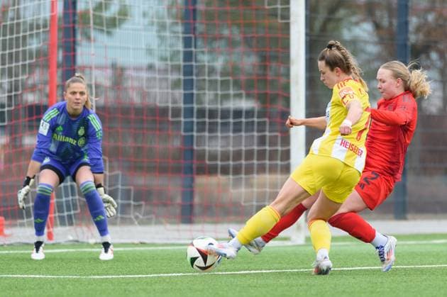 Munich, Germany, March 16th 2025: Eszter Reszler (2 FC Bayern Munich II) is blocking a shot on goal from Lisa Heiseler (7 (Union Berlin) during the 2. Frauen Bundesliga match between FC Bayern Munich II and 1. FC Union Berlin at FC Bayern Campus, Munich, Germany. (Sven Beyrich SPP)  Copyright: xSvenxBeyrich SPPx spp-en-SvBe-20250316-D4S_7493