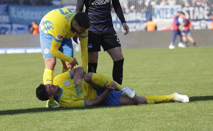 Injury Jannis Nikolaou Eintracht Braunschweig , Fabio di Michele Sanchez Eintracht Braunschweig kuemmert sich Fußball, Herren, Saison 2024 2025 2 BL, Eintracht Stadion, Eintracht Braunschweig vs Hertha BSC Berlin, 1 5 DFL REGULATIONS PROHIBIT ANY USE OF PHOTOGRAPHS AS IMAGE SEQUENCES AND OR QUASI VIDEO