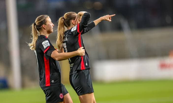 Sport Themen der Woche KW12 Sport Bilder des Tages GER, Freiburg, SC Freiburg vs Eintracht Frankfurt, Google Pixel Frauen Bundesliga, Fussball, DFB, Spielzeit 2024 2025, Dreisamstadion, 17. Spieltag, im Bild: Lara Prasnikar (Eintracht Frankfurt 7) erzielt das 1:1 und jubelt mit dem Team DFB DFL REGULATIONS PROHIBIT ANY USE OF PHOTOGRAPHS AS IMAGE SEQUENCES AND OR QUASI-VIDEO, 17.03.2025, *** GER, Freiburg, SC Freiburg vs Eintracht Frankfurt, Google Pixel Frauen Bundesliga, Fußball, DFB, Spielzeit 2024 2025, Dreisamstadion, 17 Spieltag, im Bild Lara Prasnikar Eintracht Frankfurt 7 scores the 1 1 and cheers with the team DFB DFL REGULATIONS PROHIBIT ANY USE OF PHOTOGRAPHS AS IMAGE SEQUENCES AND OR QUASI VIDEO, 17 03 2025, Copyright: HMBxMedia HendrikxHamelau