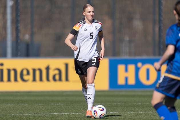 U17 Junior European Championship Qualification Germany U17 Kosovo U17, 17 03 2025 Luzie Zähringer German U17 Junior National Team 5 on the ball, cropped portrait, portrait portrait, Germany U17w Kosovo U17w, Frankfurt, DFB Campus, 17 3 2025 Copyright: xBEAUTIFULxSPORTS Gawlikx