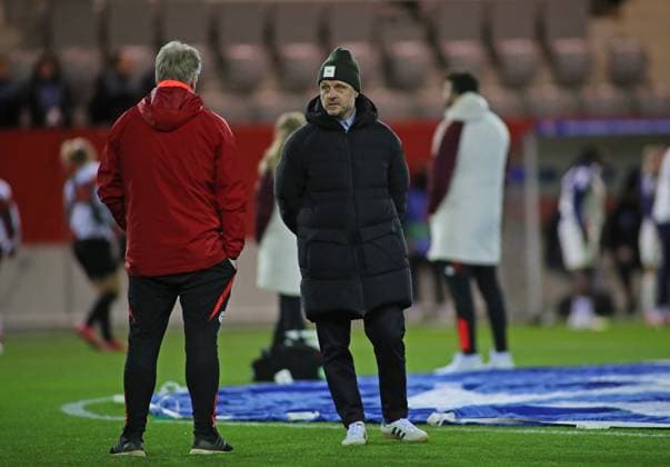 Football, Women, UEFA Women™s Champions League, quarter-final first leg, 2024 2025 season, FC Bayern Munich Olympique Lyon, Campus Alexander Straus FC Bayern Munich warming up the players on the pitch before the match