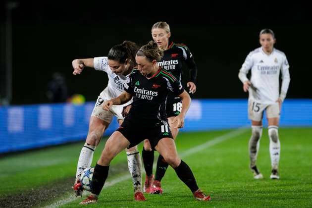UEFA Women s Champions League - Real Madrid vs Arsenal MADRID, SPAIN -March 18: Signe Bruun of Real Madrid and Katie McCabe of Arsenal fight for the ball during the UEFA Women s Champions League Quarter Finals First Leg match between Real Madrid and Arsenal at Alfredo Di Stefano stadium in Madrid. (Photo by Guillermo Martinez) Madrid Alfredo Di Stefano Stadium Spain Copyright: xGuillermoxMartinezx
