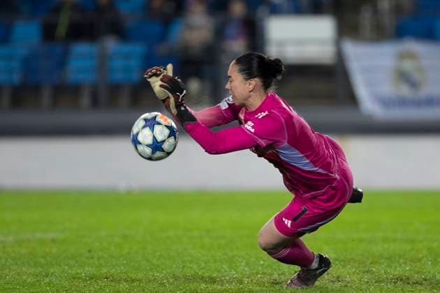 UEFA Women s Champions League - Real Madrid vs Arsenal MADRID, SPAIN -March 18: Manuela Zinsberger of Arsenal in action during the UEFA Women s Champions League Quarter Finals First Leg match between Real Madrid and Arsenal at Alfredo Di Stefano stadium in Madrid. (Photo by Guillermo Martinez) Madrid Alfredo Di Stefano Stadium Spain Copyright: xGuillermoxMartinezx