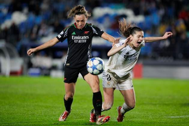 UEFA Women s Champions League - Real Madrid vs Arsenal MADRID, SPAIN -March 18: Katie McCabe of Arsenal and Signe Bruun of Real Madrid fight for the ballduring the UEFA Women s Champions League Quarter Finals First Leg match between Real Madrid and Arsenal at Alfredo Di Stefano stadium in Madrid. (Photo by Guillermo Martinez) Madrid Alfredo Di Stefano Stadium Spain Copyright: xGuillermoxMartinezx