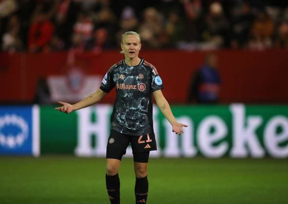 Football, Women, UEFA Women™s Champions League, quarter-final first leg, 2024 2025 season, FC Bayern Munich Olympique Lyon, Campus Pernille Harder FC Bayern Munich questioning with her arms