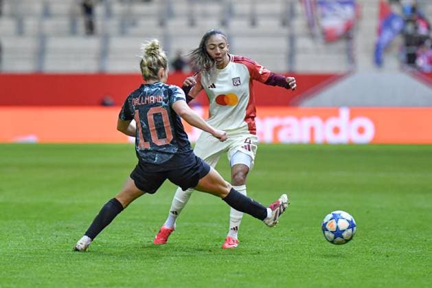Linda Dallmann 10 FC Bayern and Selma Bacha 4 Olympique Lyonnais in action at the UEFA Womens Champions League match FC Bayern Munich Olympique Lyon on 18 03 2025 Munich FC Bayern Campus Bayern Germany