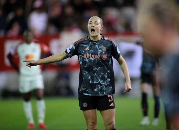 Football, Women, UEFA Women™s Champions League, quarter-final first leg, 2024 2025 season, FC Bayern Munich Olympique Lyon, Campus Magdalena Eriksson FC Bayern Munich gives instructions, shout, scream, raise right arm
