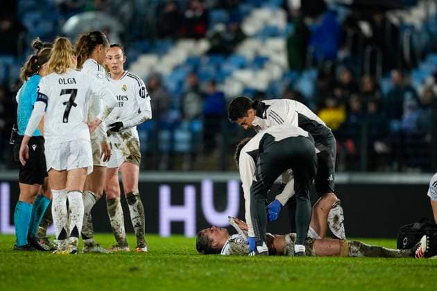 March 18, 2025, Valdebebas, Madrid, SPAIN: Melanie Leupolz of Real Madrid gets injured during the UEFA WomenÃ¢â‚¬â ¢s Champions League Quarter Final first leg, football match played between Real Madrid CF and Arsenal FC at Alfredo Di Stefano stadium on March 18, 2025, in Valdebebas, Madrid, Spain. Valdebebas SPAIN - ZUMAa181 20250318_zaa_a181_094 Copyright: xOscarxJ.xBarrosox