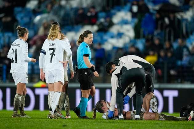 March 18, 2025, Valdebebas, Madrid, SPAIN: Melanie Leupolz of Real Madrid gets injured during the UEFA WomenÃ¢â‚¬â ¢s Champions League Quarter Final first leg, football match played between Real Madrid CF and Arsenal FC at Alfredo Di Stefano stadium on March 18, 2025, in Valdebebas, Madrid, Spain. Valdebebas SPAIN - ZUMAa181 20250318_zaa_a181_095 Copyright: xOscarxJ.xBarrosox