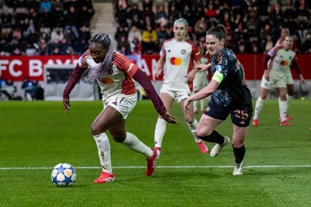 Battle for the ball duel between Kadidiatou Diani Olympique Lyon, 11 and Sarah Zadrazil FC Bayern Muenchen Women, 25 GER, FC Bayern Muenchen vs Olympique Lyon, Football, UEFA Womans Champions League, quarter-final first leg, 2024 2025 season, 18 03 2025 GER, FC Bayern Muenchen vs Olympique Lyon, Football, UEFA Womans Champions League, quarter-final first leg, 2024 2025 season, 18 03 2025 Muenchen Copyright: xEibner-Pressefoto HeikexFeinerx EP_HFR