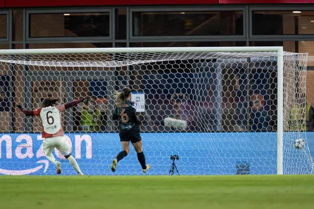 Melchie Dumornay Olympique Lyon, 6 celebrates the goal for 0 1 by Tabitha Chawinga Olympique Lyon, 22 , not in the picture Tuva Hansen FC Bayern Muenchen, 6 can only look after the ball GER, FC Bayern Muenchen vs Olympique Lyon, Football, UEFA Womens Champions League, quarter-final first leg, 2024 2025 season, 18 03 2025 GER, FC Bayern Muenchen vs Olympique Lyon, Football, UEFA Womens Champions League, quarter-final first leg, 2024 2025 season, 18 03 2025 Muenchen Copyright: xEibner-Pressefoto HeikexFeinerx EP_HFR