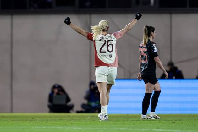Lindsey Heaps Olympique Lyon, 26 celebrates the goal for 0 1 by Tabitha Chawinga Olympique Lyon, 22 , not in the picture Sarah Zadrazil FC Bayern Muenchen Frauen, 25 is horrified GER, FC Bayern Muenchen vs Olympique Lyon, Football, UEFA Womans Champions League, quarter-final first leg, 2024 2025 season, 18 03 2025 GER, FC Bayern Muenchen vs Olympique Lyon, Football, UEFA Womans Champions League, quarter-final first leg, 2024 2025 season, 18 03 2025 Muenchen Copyright: xEibner-Pressefoto HeikexFeinerx EP_HFR
