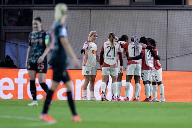 France celebrate with Tabitha Chawinga Olympique Lyon, 22 their goal for 0 1 GER, FC Bayern Muenchen vs Olympique Lyon, Football, UEFA Womans Champions League, quarter-final first leg, 2024 2025 season, 18 03 2025 GER, FC Bayern Muenchen vs Olympique Lyon, Football, UEFA Womans Champions League, quarter-final first leg, 2024 2025 season, 18 03 2025 Muenchen Copyright: xEibner-Pressefoto HeikexFeinerx EP_HFR