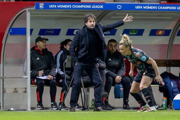 Joe Montemurro Head Coach Head Coach, Olympique Lyon with instructions GER, FC Bayern Muenchen vs Olympique Lyon, Football, UEFA Womans Champions League, quarter-final first leg, 2024 2025 season, 18 03 2025 GER, FC Bayern Muenchen vs Olympique Lyon, Football, UEFA Womans Champions League, quarter-final first leg, 2024 2025 season, 18 03 2025 Muenchen Copyright: xEibner-Pressefoto HeikexFeinerx EP_HFR