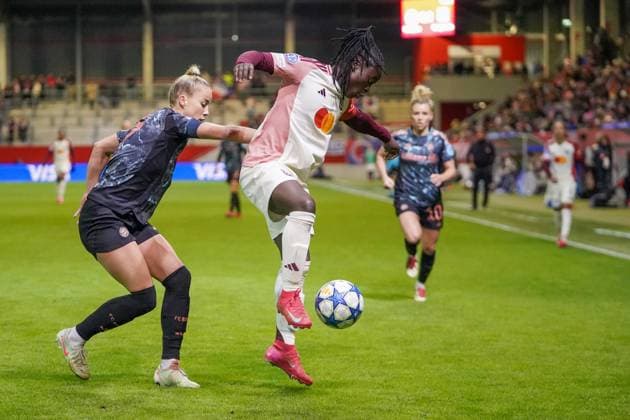 Giulia Gwinn 7 FC Bayern and Tabitha Chawinga 22 Olympique Lyonnais in action at the UEFA Womens Champions League match FC Bayern Munich Olympique Lyon on 18 03 2025 Munich FC Bayern Campus Bayern Germany