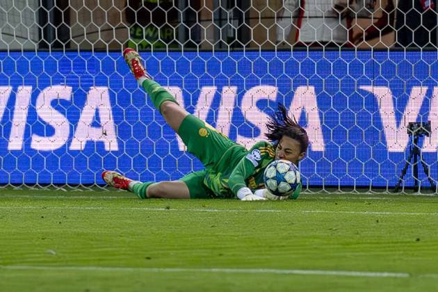 Maria Luisa Grohs Goalkeeper, FC Bayern Muenchen Women, 1 here saves a penalty kick for Lyon in stoppage time of the first half GER, FC Bayern Muenchen vs Olympique Lyon, Football, UEFA Womans Champions League, quarter-final first leg, 2024 2025 season, 18 03 2025 GER, FC Bayern Muenchen vs Olympique Lyon, Football, UEFA Womans Champions League, quarter-final first leg, 2024 2025 season, 18 03 2025 Muenchen Copyright: xEibner-Pressefoto HeikexFeinerx EP_HFR