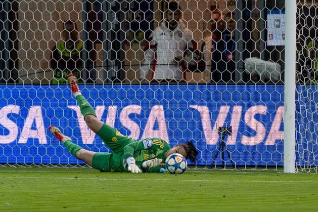 Maria Luisa Grohs Goalkeeper, FC Bayern Muenchen Women, 1 here saves a penalty kick for Lyon in stoppage time of the first half GER, FC Bayern Muenchen vs Olympique Lyon, Football, UEFA Womans Champions League, quarter-final first leg, 2024 2025 season, 18 03 2025 GER, FC Bayern Muenchen vs Olympique Lyon, Football, UEFA Womans Champions League, quarter-final first leg, 2024 2025 season, 18 03 2025 Muenchen Copyright: xEibner-Pressefoto HeikexFeinerx EP_HFR