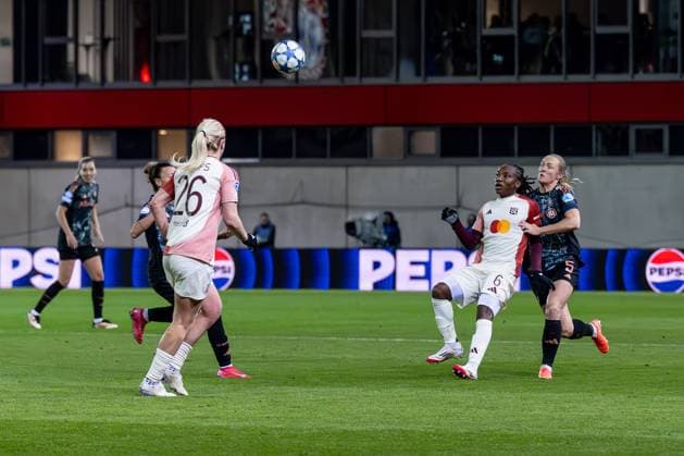 Battle for the ball duel between Melchie Dumornay Olympique Lyon, 6 and Magdalena Eriksson FC Bayern Muenchen Women, 5 , Lindsey Heaps Olympique Lyon, 26 looks on GER, FC Bayern Muenchen vs Olympique Lyon, Football, UEFA Womans Champions League, Quarter-final first leg, 2024 2025 season, 18 03 2025 GER, FC Bayern Muenchen vs Olympique Lyon, Football, UEFA Womans Champions League, Quarter-final first leg, 2024 2025 season, 18 03 2025 Muenchen Copyright: xEibner-Pressefoto HeikexFeinerx EP_HFR