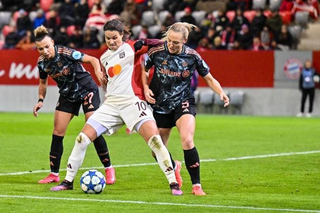 UEFA Womens s Champions League FC Bayern München Frauen Olympique Lyonnais 18 03 2025 v l Arianna CARUSO FC Bayern Muenchen Frauen 27 , Dzsenifer MAROZSAN Olympique Lyonnais 10 and Madalena ERIKSSON FCB 5 duel Women s Champions League FC Bayern Muenchen Olympique Lyon, FC Bayern Campus Spielstaette am 18 03 2025 Copyright: xBEAUTIFULxSPORTS Goldbergx