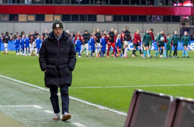Alexander Straus Head Coach, FC Bayern Muenchen Women GER, FC Bayern Muenchen vs Olympique Lyon, Football, UEFA Womens Champions League, Quarter-final first leg, 2024 2025 season, 18 03 2025 GER, FC Bayern Muenchen vs Olympique Lyon, Football, UEFA Womens Champions League, Quarter-final first leg, 2024 2025 season, 18 03 2025 Muenchen Copyright: xEibner-Pressefoto HeikexFeinerx EP_HFR