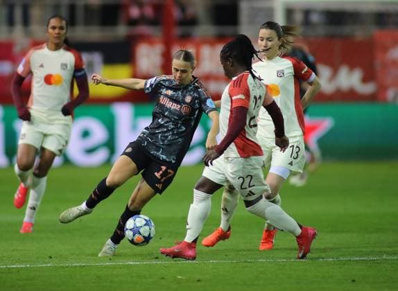 Football, Women, UEFA Women™s Champions League, quarter-final first leg, 2024 2025 season, FC Bayern Munich Olympique Lyon, Campus Klara Bühl Buehl FC Bayern Munich with ball in attack
