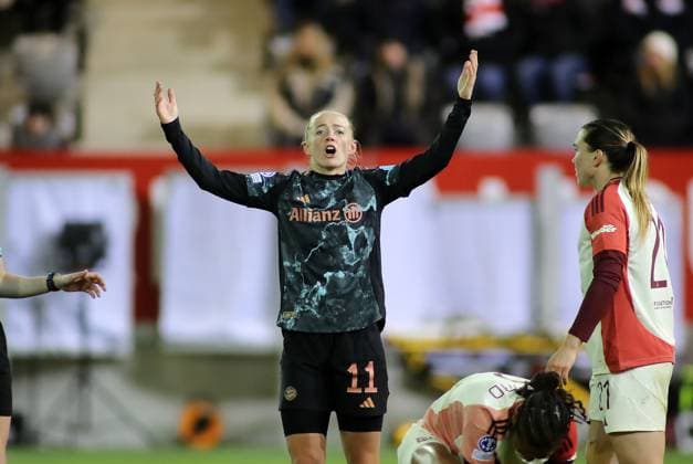 Football, Women, UEFA Women™s Champions League, quarter-final first leg, 2024 2025 season, FC Bayern Munich Olympique Lyon, Campus Lea Schüller Schueller FC Bayern Munich raises both arms up, complains, complains, gets upset, shouts