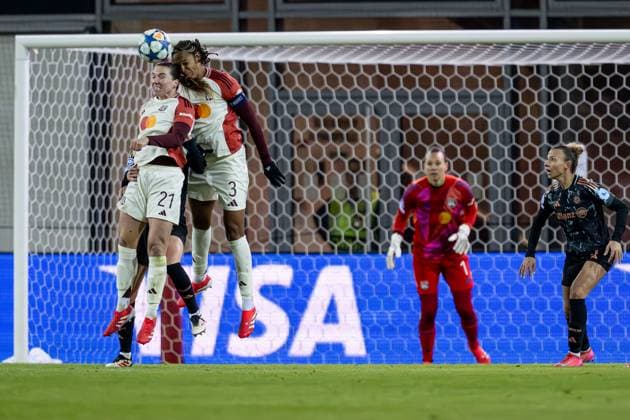 Vanessa Gilles Olympique Lyon, 21 and Wendie Renard Olympique Lyon, 3 defending a header in their own penalty area Right Arianna Caruso FC Bayern Muenchen Women, 27 GER, FC Bayern Muenchen vs Olympique Lyon, Football, UEFA Womens Champions League, Quarter-final first leg, 2024 2025 season, 18 03 2025 GER, FC Bayern Muenchen vs Olympique Lyon, Football, UEFA Womens Champions League, Quarter-final first leg, 2024 2025 season, 18 03 2025 Muenchen Copyright: xEibner-Pressefoto HeikexFeinerx EP_HFR