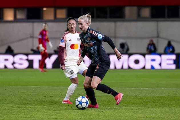 Battle for the ball duel between Selma Bacha Olympique Lyon, 4 and Lea Schueller FC Bayern Muenchen Women, 11 GER, FC Bayern Muenchen vs Olympique Lyon, Football, UEFA Womans Champions League, quarter-final first leg, 2024 2025 season, 18 03 2025 GER, FC Bayern Muenchen vs Olympique Lyon, Football, UEFA Womans Champions League, quarter-final first leg, 2024 2025 season, 18 03 2025 Muenchen Copyright: xEibner-Pressefoto HeikexFeinerx EP_HFR