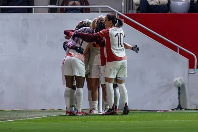 France celebrate with Melchie Dumornay Olympique Lyon, 6 their goal for 0 2 GER, FC Bayern Muenchen vs Olympique Lyon, Football, UEFA Womans Champions League, quarter-final first leg, 2024 2025 season, 18 03 2025 GER, FC Bayern Muenchen vs Olympique Lyon, Football, UEFA Womans Champions League, quarter-final first leg, 2024 2025 season, 18 03 2025 Muenchen Copyright: xEibner-Pressefoto HeikexFeinerx EP_HFR