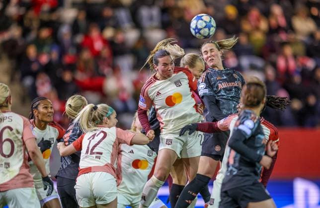 GER, Munich, FC Bayern Munich vs Olympique Lyon, WomenÂs Champions League, Football, UEFA, 2024 2025 season, FC Bayern Campus, quarter-finals, pictured f l aerial duel and duel between Vanessa Gilles Olympique Lyon 21 and Sydney Lohmann FC Bayern Munich Women 12 DFB DFL REGULATIONS PROHIBIT ANY USE OF PHOTOGRAPHS AS IMAGE SEQUENCES AND OR QUASI VIDEO, 18 03 2024, Copyright: HMBxMedia HendrikxHamelau
