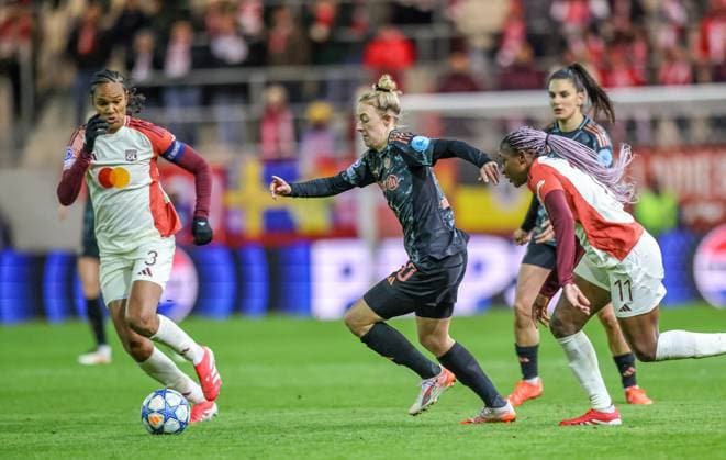 GER, Munich, FC Bayern Munich vs Olympique Lyon, WomenÂs Champions League, Football, UEFA, Season 2024 2025, FC Bayern Campus, Quarterfinals, pictured from l Kadidiatou Diani Olympique Lyon , Carolin Simon FC Bayern Munich Women 30 DFB DFL REGULATIONS PROHIBIT ANY USE OF PHOTOGRAPHS AS IMAGE SEQUENCES AND OR QUASI VIDEO, 18 03 2024, Copyright: HMBxMedia HendrikxHamelau