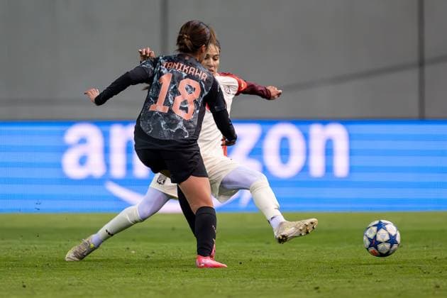 Battle for the ball duel between Momoko Tanikawa FC Bayern Muenchen Women, 18 and Amel Majri Olympique Lyon, 7 GER, FC Bayern Muenchen vs Olympique Lyon, Football, UEFA Womans Champions League, quarter-final first leg, 2024 2025 season, 18 03 2025 GER, FC Bayern Muenchen vs Olympique Lyon, Football, UEFA Womans Champions League, quarter-final first leg, 2024 2025 season, 18 03 2025 Muenchen Copyright: xEibner-Pressefoto HeikexFeinerx EP_HFR