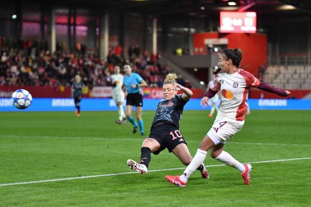 Linda Dallmann 10 FC Bayern and Selma Bacha 4 Olympique Lyonnais in action at the UEFA Womens Champions League match FC Bayern Munich Olympique Lyon on 18 03 2025 Munich FC Bayern Campus Bayern Germany