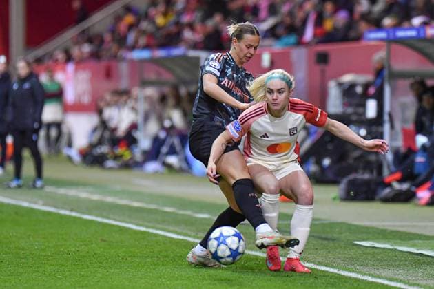 Klara Bühl 17 FC Bayern and Ellie Carpenter 12 Olympique Lyonnais in action at the UEFA Womens Champions League match FC Bayern Munich Olympique Lyon on 18 03 2025 Munich FC Bayern Campus Bayern Germany