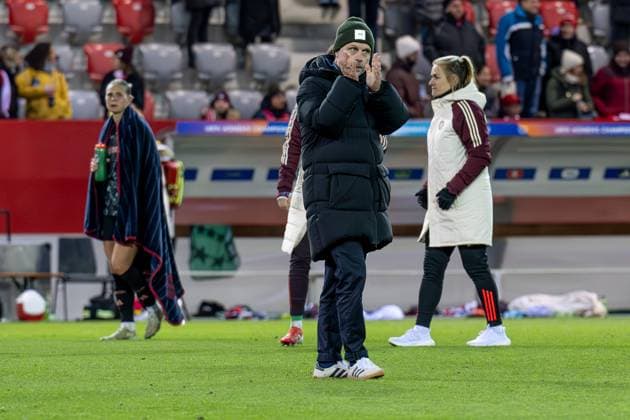Alexander Straus Head Coach, FC Bayern Muenchen Women thanks the fans for their support GER, FC Bayern Muenchen vs Olympique Lyon, Football, UEFA Womans Champions League, quarter-final first leg, 2024 2025 season, 18 03 2025 GER, FC Bayern Muenchen vs Olympique Lyon, Football, UEFA Womans Champions League, quarter-final first leg, 2024 2025 season, 18 03 2025 Muenchen Copyright: xEibner-Pressefoto HeikexFeinerx EP_HFR