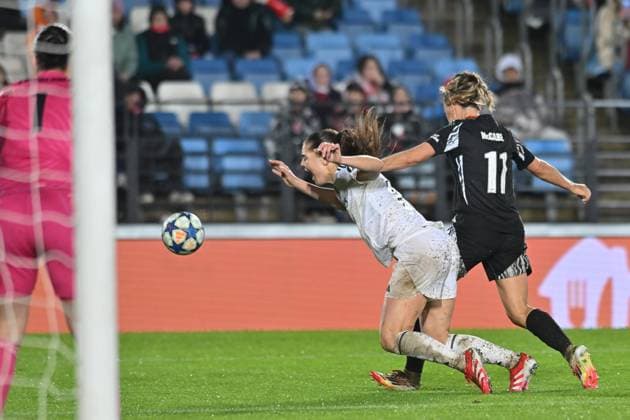 March 18, 2025, Valdebebas, Madrid, Spain: 9 SIGNE KALLESoËœE BRUUN and 11 KATIE MCCABE during the UEFA Women s Champions League match between Real Madrid and Arsenal Women Football Club at Alfredo Di Stefano stadium in Madrid, Spain, on march 18. Valdebebas Spain - ZUMAc312 20250318_zsp_c312_070 Copyright: xOscarxManuelxSanchezx