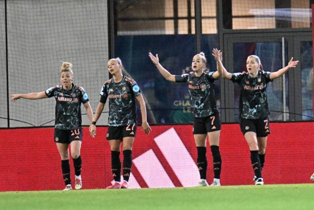 Womens soccer incomprehension about referees decision by DALLMANN Linda, CARUSO Arianna, GWINN Giulia and SEMBRANT Linda at the UEFA Womens Champions League match between FC Bayern Munich and Olympique Lyonnais on 18 03 2025, Germany, Bayern Munich FC Bayern Campus Bayern Germany