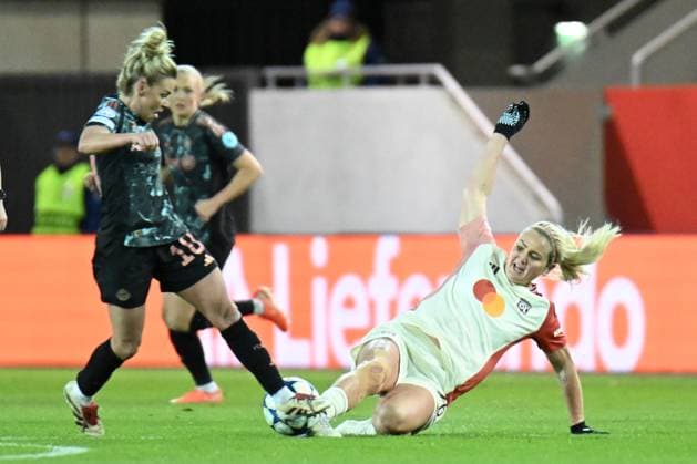 Womens soccer duel between DALLMANN Linda and HEAPS Lindsey at the UEFA Womens Champions League match between FC Bayern Munich and Olympique Lyonnais on 18 03 2025, Germany, Bayern Munich FC Bayern Campus Bayern Germany