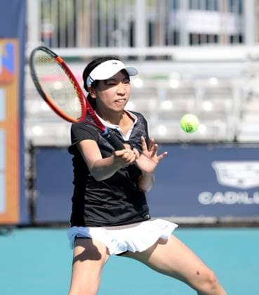 March 18, 2025, Miami Gardens, Florida, United States Of America: MIAMI GARDENS, FLORIDA - MARCH 18: Lauren Davis of the United States defeats Aoi Ito of Japan on Day 1 of the Miami Open at Hard Rock Stadium on March 18, 2025 in Miami Gardens, Florida....People: Aoi Ito Miami Gardens United States Of America - ZUMAs214 20250318_ada_s214_061 Copyright: xSMGx