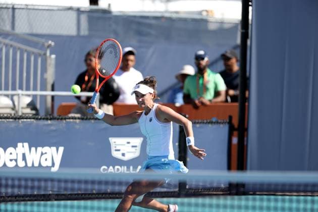March 18, 2025, Miami Gardens, Florida, United States Of America: MIAMI GARDENS, FLORIDA - MARCH 18: Lauren Davis of the United States defeats Aoi Ito of Japan on Day 1 of the Miami Open at Hard Rock Stadium on March 18, 2025 in Miami Gardens, Florida....People: Lauren Davis Miami Gardens United States Of America - ZUMAs214 20250318_ada_s214_073 Copyright: xSMGx
