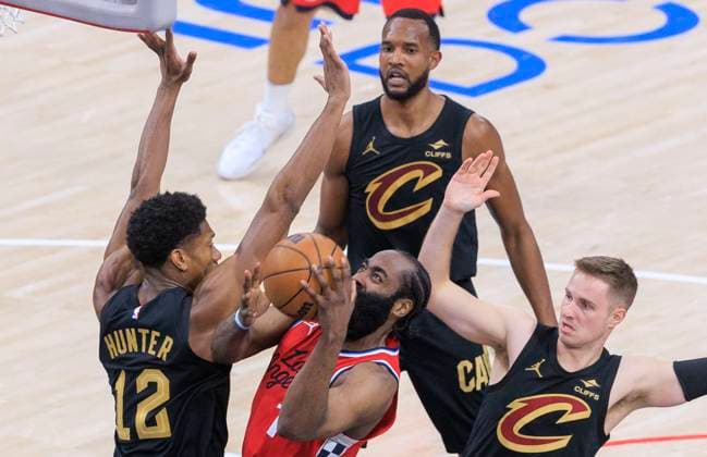 March 18, 2025, Inglewood, California, USA: James Harden 1 of the Los Angeles Clippers is defended by DeAndre Hunter 12 of the Cleveland Cavaliers as he goes for a shot during their regular season NBA, Basketball Herren, USA game on Tuesday March 18, 2025 at Intuit Dome Arena in Inglewood, California. Clippers defeat Cavaliers, 132-119. JAVIER ROJAS PI Inglewood USA - ZUMAp124 20250318_zaa_p124_058 Copyright: xJavierxRojasx