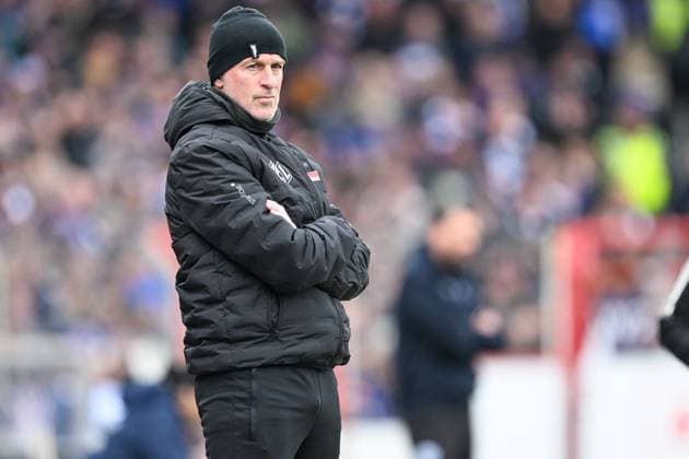 3 Liga VfL Osnabrück Arminia Bielefeld on 15 03 2025 at Bremer Brücke in Osnabrück Coach Marco Antwerpen Osnabrueck dissatisfied, disappointed, disappointed, dejected MT
