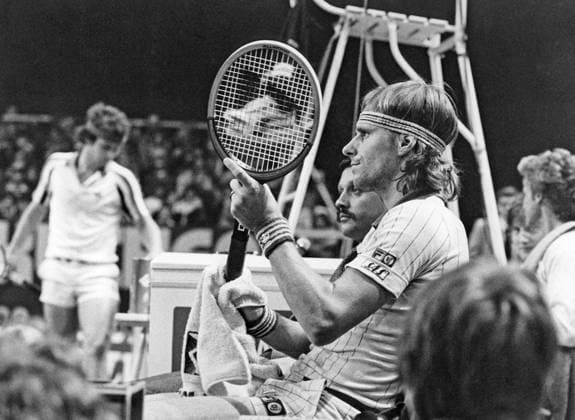 Björn Borg. Ehemaliger Tennisspieler Nr. 1 der Welt, geboren am 6. Juni 1956. Er war der erste Mann in der Open Ära, der 11 Grand Slam Titel im Einzel gewann, davon sechs bei den French Open und fünf in Folge in Wimbledon. 1979. Abgebildet während eines Tennismatches mit seinem Gegner John McEnroe im Hintergrund Bjorn Borg. Former world no 1 tennis player born june 6 1956. He became the first man in the Open era to win 11 Grand Slam singles titles with six at the French open and five consecutively wins at Wimbledon. 1979. Pictured during a tennis match with his oponent John McEnroe in the background Copyright: imageBROKER Sjoberg ibljsj12883372.jpg Bitte beachten Sie die gesetzlichen Bestimmungen des deutschen Urheberrechtes hinsichtlich der Namensnennung des Fotografen im direkten Umfeld der Veröffentlichung Björn Borg. Ehemaliger Tennisspieler Nr. 1 der Welt, geboren am 6. Juni 1956. Er war der erste Mann in der Open Ära, der imago images 0807125765