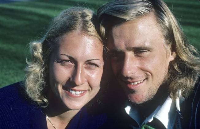 Björn Borg. Ehemaliger Tennisspieler Nr. 1 der Welt, geboren am 6. Juni 1956. Er war der erste Mann in der Open Ära, der 11 Grand Slam Titel im Einzel gewann, davon sechs bei den French Open und fünf in Folge in Wimbledon. Hier mit seiner Frau Mariana Simionescu. Geboren 1956. Rumänische Tennisspielerin, die von 1980 1984 mit Borg verheiratet war. 1977. Kristoffersson Bjorn Borg. Former world no 1 tennis player born june 6 1956. He became the first man in the Open era to win 11 Grand Slam singles titles with six at the French open and five consecutively wins at Wimbledon. Here with his wife Mariana Simionescu. Born 1956. Romanian tennis player who was married to Borg between the years 1980-1984. 1977. Kristoffersson Copyright: imageBROKER Sjoberg ibljsj12883344.jpg Bitte beachten Sie die gesetzlichen Bestimmungen des deutschen Urheberrechtes hinsichtlich der Namensnennung des Fotografen im direkten Umfeld der Veröffentlichung Björn Borg. Ehemaliger Tennisspieler Nr. 1 der Welt, geboren am 6. Juni 1956. Er war der erste Mann in der Open Ära, der imago images 0807146373