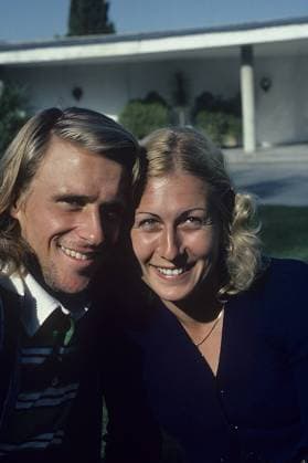 Björn Borg. Ehemaliger Tennisspieler Nr. 1 der Welt, geboren am 6. Juni 1956. Er war der erste Mann in der Open Ära, der 11 Grand Slam Titel im Einzel gewann, davon sechs bei den French Open und fünf in Folge in Wimbledon. Hier mit seiner Frau Mariana Simionescu. Geboren 1956. Rumänische Tennisspielerin, die von 1980 1984 mit Borg verheiratet war. 1977. Kristoffersson Bjorn Borg. Former world no 1 tennis player born june 6 1956. He became the first man in the Open era to win 11 Grand Slam singles titles with six at the French open and five consecutively wins at Wimbledon. Here with his wife Mariana Simionescu. Born 1956. Romanian tennis player who was married to Borg between the years 1980-1984. 1977. Kristoffersson Copyright: imageBROKER Sjoberg ibljsj12883301.jpg Bitte beachten Sie die gesetzlichen Bestimmungen des deutschen Urheberrechtes hinsichtlich der Namensnennung des Fotografen im direkten Umfeld der Veröffentlichung Björn Borg. Ehemaliger Tennisspieler Nr. 1 der Welt, geboren am 6. Juni 1956. Er war der erste Mann in der Open Ära, der imago images 0807151984
