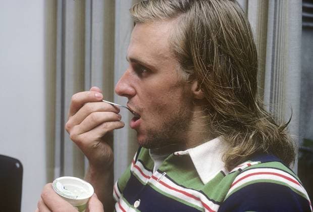 Björn Borg. Ehemaliger Tennisspieler Nr. 1 der Welt, geboren am 6. Juni 1956. Er war der erste Mann in der Open Ära, der 11 Grand Slam Titel im Einzel gewann, davon sechs bei den French Open und fünf in Folge in Wimbledon. 1977. Kristoffersson Bjorn Borg. Former world no 1 tennis player born june 6 1956. He became the first man in the Open era to win 11 Grand Slam singles titles with six at the French open and five consecutively wins at Wimbledon. 1977. Kristoffersson Copyright: imageBROKER Sjoberg ibljsj12883324.jpg Bitte beachten Sie die gesetzlichen Bestimmungen des deutschen Urheberrechtes hinsichtlich der Namensnennung des Fotografen im direkten Umfeld der Veröffentlichung Björn Borg. Ehemaliger Tennisspieler Nr. 1 der Welt, geboren am 6. Juni 1956. Er war der erste Mann in der Open Ära, der imago images 0807152763