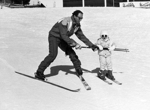 Archivbilder der Woche SPORT KW12 Ingemar Stenmark, geboren am 18. März 1956, ist ein ehemaliger schwedischer alpiner Skirennläufer im Weltcup. Er gilt als einer der bedeutendsten schwedischen Sportler aller Zeiten und als der größte Slalom und Riesenslalomspezialist aller Zeiten. Stenmark mit seiner Tochter Nathalie 1987 Ingemar Stenmark born 18 March 1956 is a Swedish former World Cup alpine ski racer. He is regarded as one of the most prominent Swedish athletes ever, and as the greatest slalom and giant slalom specialist of all time. Stenmark with his daughter Nathalie 1987 Copyright: imageBROKER Sjoberg ibljsj12853510.jpg Bitte beachten Sie die gesetzlichen Bestimmungen des deutschen Urheberrechtes hinsichtlich der Namensnennung des Fotografen im direkten Umfeld der Veröffentlichung Ingemar Stenmark, geboren am 18. März 1956, ist ein ehemaliger schwedischer alpiner Skirennläufer im Weltcup. Er gilt al imago images 0807041410
